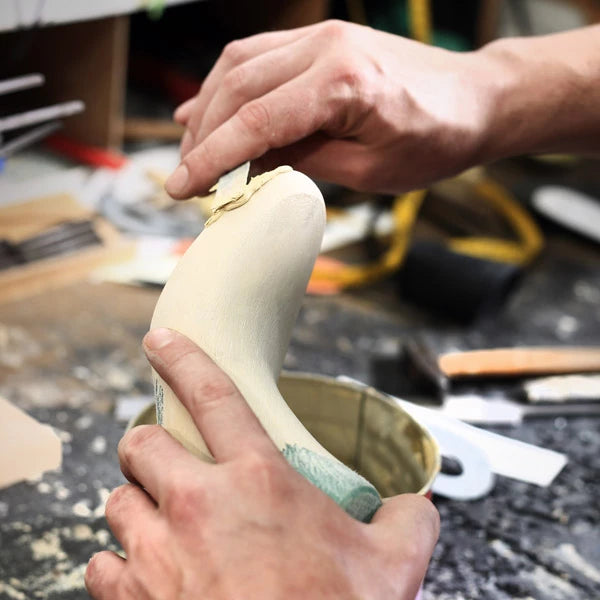Savoir-faire artisanal des chausseurs de Puyoô